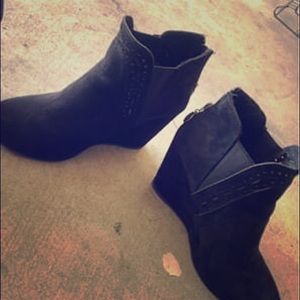 Black wedge boot